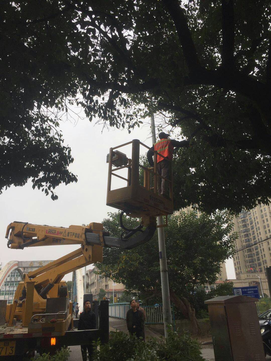 近日，我公司根據(jù)南陵縣市政園林所通知，組織安排人員車輛協(xié)助市政園林所路燈科修剪陵陽路兩側(cè)遮擋路燈照明的樹枝。此項(xiàng)工作持續(xù)了三天，消除了因路燈光照不足帶來的夜間通行安全隱患問題，受到沿線居民一致好評。